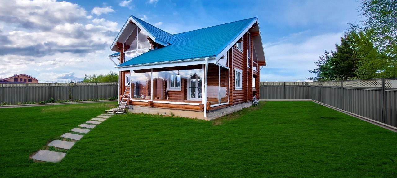 Мягкие окна на веранде загородного дома в Комаричах